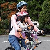 mom-and-child-on-bike-in-stanley-park-table-175-1751